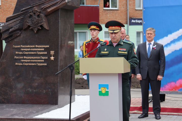 В Чистополе открыли памятник Герою России Игорю Груднову