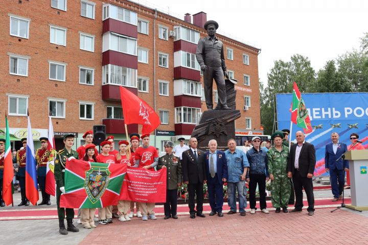 В Чистополе открыли памятник Герою России Игорю Груднову