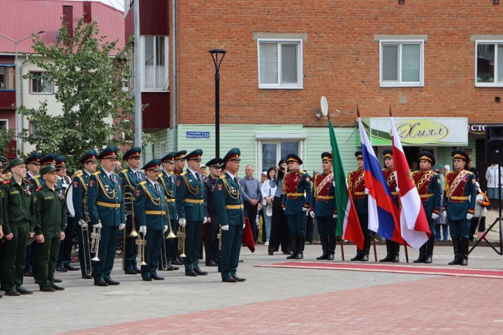 В Чистополе открыли памятник Герою России Игорю Груднову