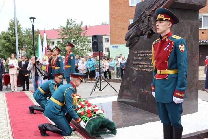 В Чистополе открыли памятник Герою России Игорю Груднову