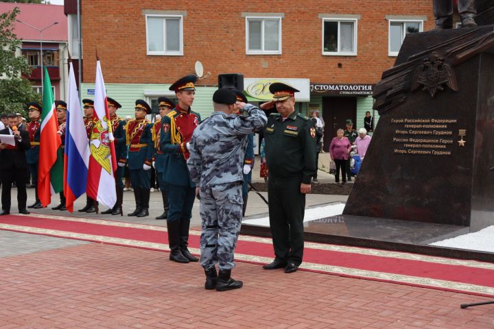 В Чистополе открыли памятник Герою России Игорю Груднову