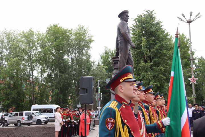 В Чистополе открыли памятник Герою России Игорю Груднову