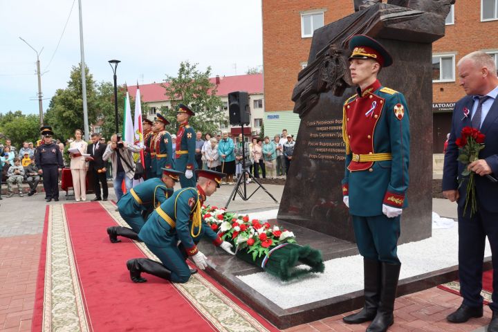 В Чистополе открыли памятник Герою России Игорю Груднову