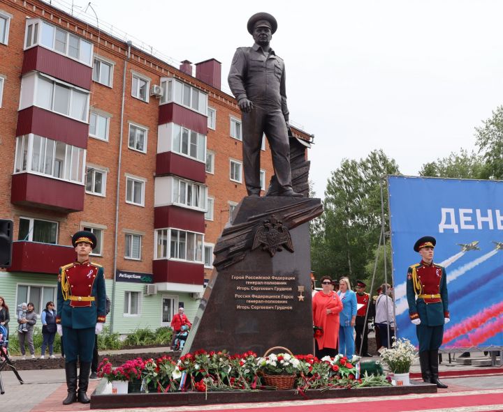 В Чистополе открыли памятник Герою России Игорю Груднову