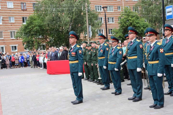 В Чистополе открыли памятник Герою России Игорю Груднову