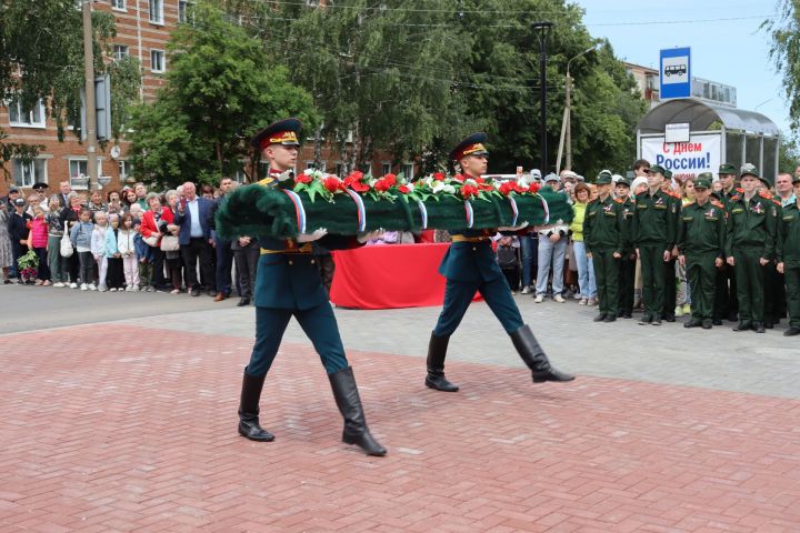 В Чистополе открыли памятник Герою России Игорю Груднову