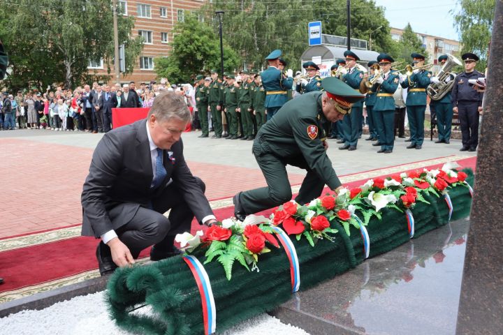 В Чистополе открыли памятник Герою России Игорю Груднову