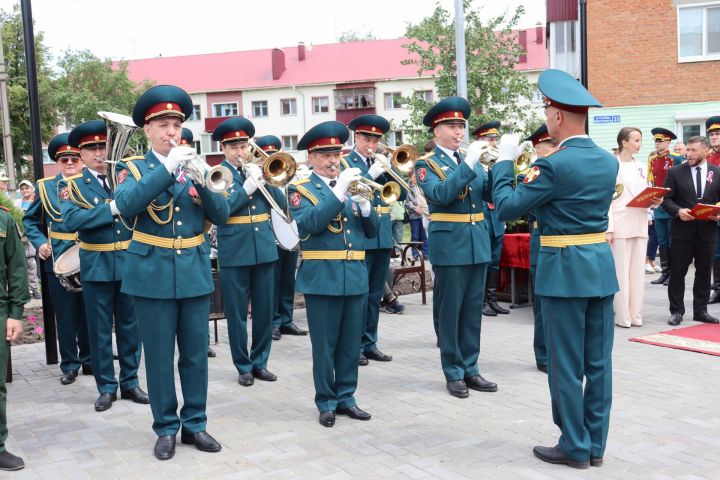 В Чистополе открыли памятник Герою России Игорю Груднову