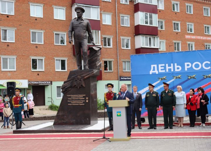 В Чистополе открыли памятник Герою России Игорю Груднову