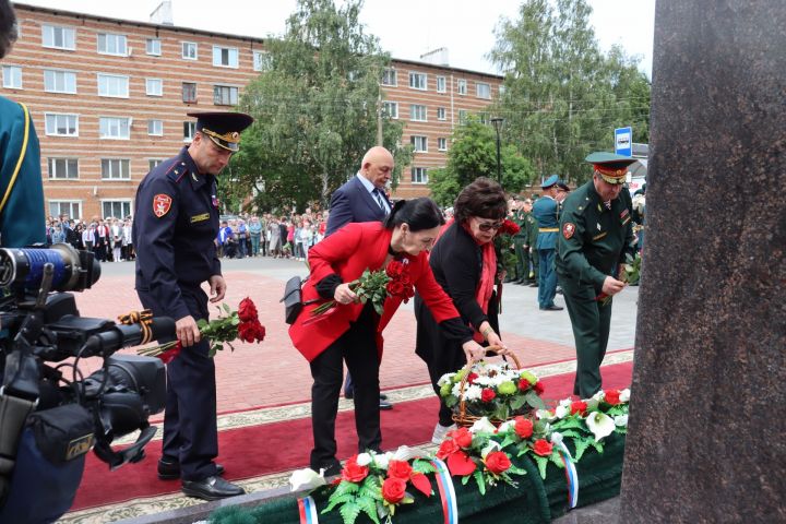 В Чистополе открыли памятник Герою России Игорю Груднову