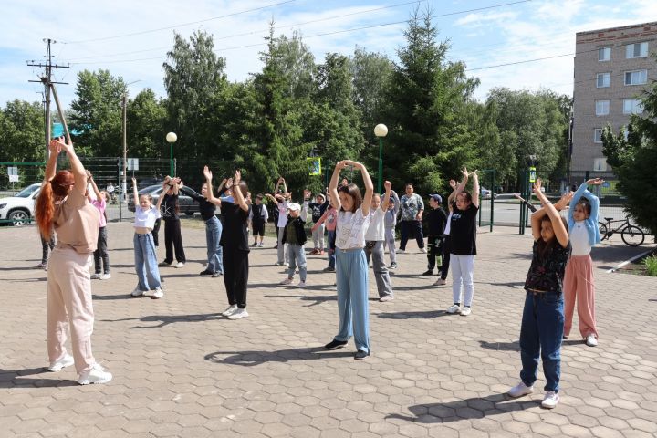 Юные чистопольцы начали день с зарядки на свежем воздухе