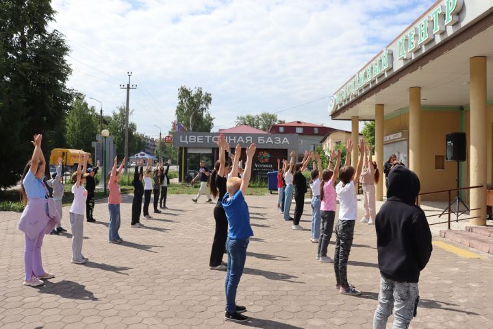 Юные чистопольцы начали день с зарядки на свежем воздухе