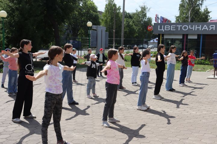 Юные чистопольцы начали день с зарядки на свежем воздухе