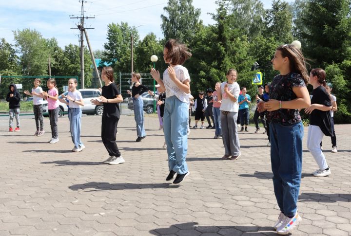 Юные чистопольцы начали день с зарядки на свежем воздухе