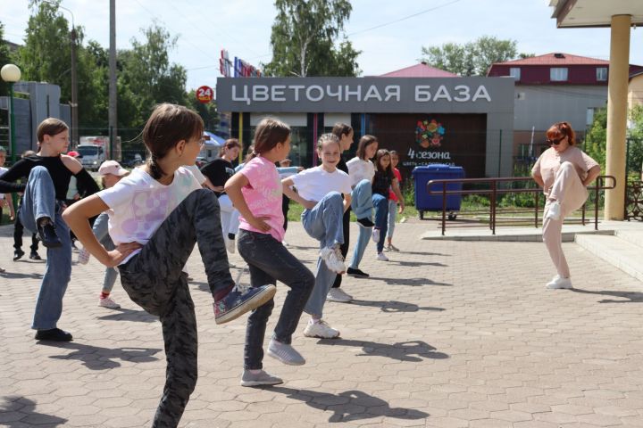 Юные чистопольцы начали день с зарядки на свежем воздухе