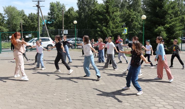 Юные чистопольцы начали день с зарядки на свежем воздухе