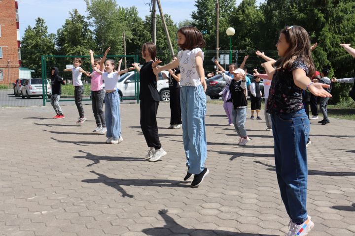 Юные чистопольцы начали день с зарядки на свежем воздухе