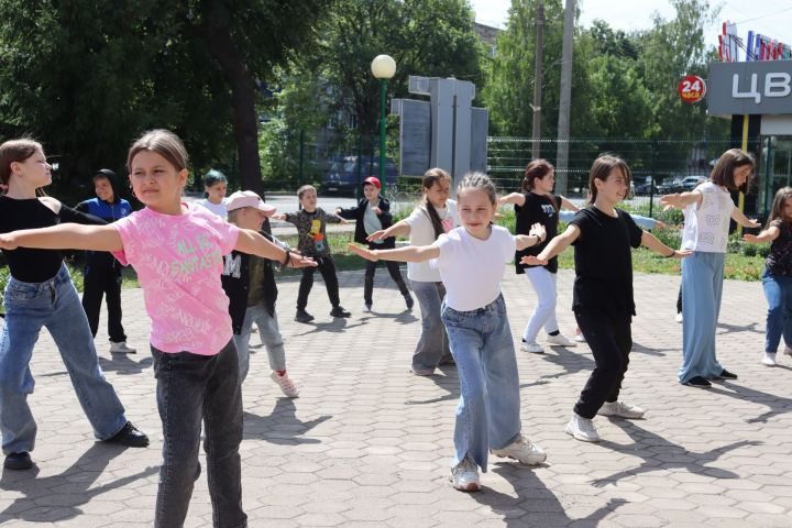 Юные чистопольцы начали день с зарядки на свежем воздухе