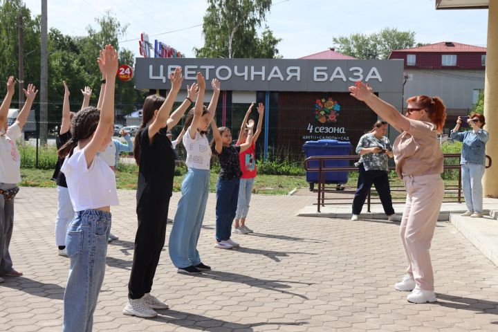 Юные чистопольцы начали день с зарядки на свежем воздухе