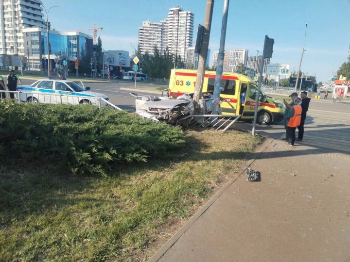 В Челнах 40-летний водитель легковушки скончался, въехав в столб