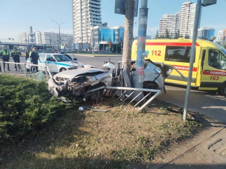 В Челнах 40-летний водитель легковушки скончался, въехав в столб