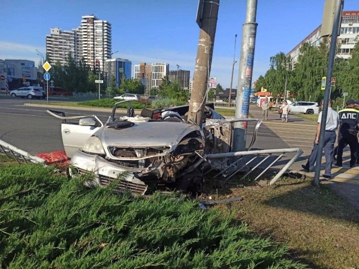 В Челнах 40-летний водитель легковушки скончался, въехав в столб