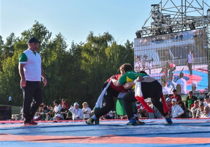 На Сабантуе в Набережных Челнах чистопольский борец без подарка не остался