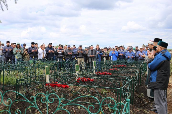 В Тукаевском районе похоронили семь человек, которые погибли на пожаре