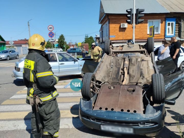 В Чистополе в результате ДТП перевернулся автомобиль