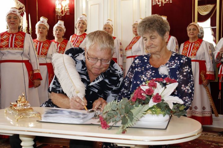 В Чистопольском Дворце бракосочетаний золотую свадьбу отметили супруги Петровы (Фоторепортаж)