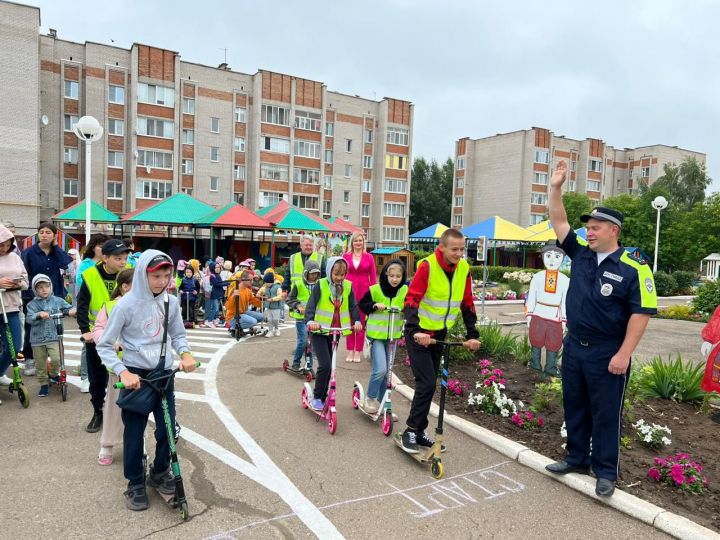 В Чистополе дети и взрослые соревновались на самокатах