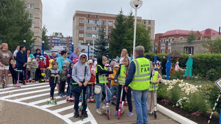 В Чистополе дети и взрослые соревновались на самокатах