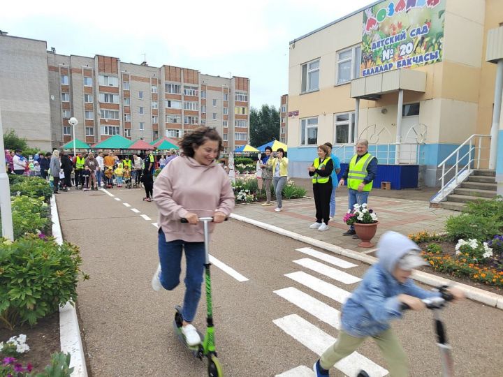 В Чистополе дети и взрослые соревновались на самокатах