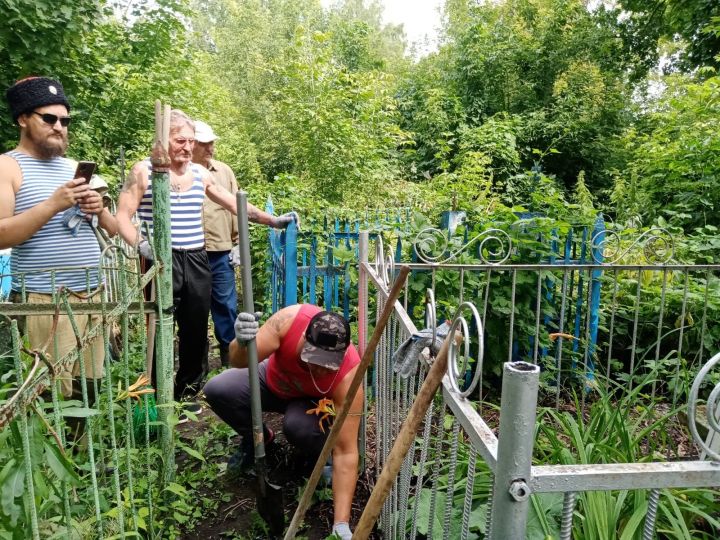 Чистопольцы убрались на могилах моряков