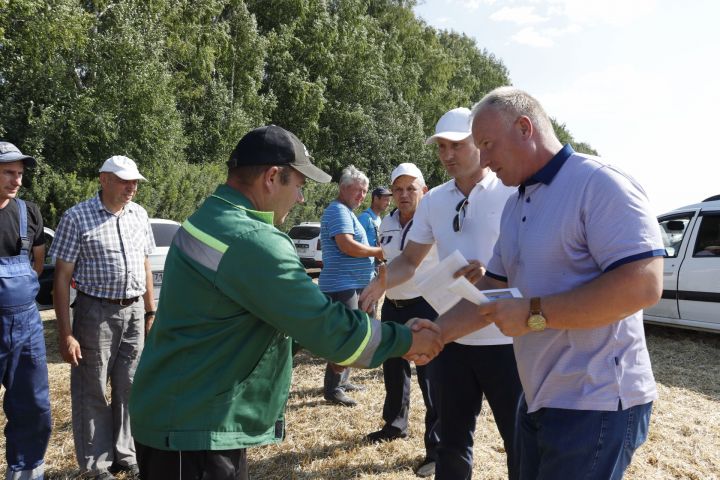 Комбайнерам Чистопольского района вручили денежные сертификаты