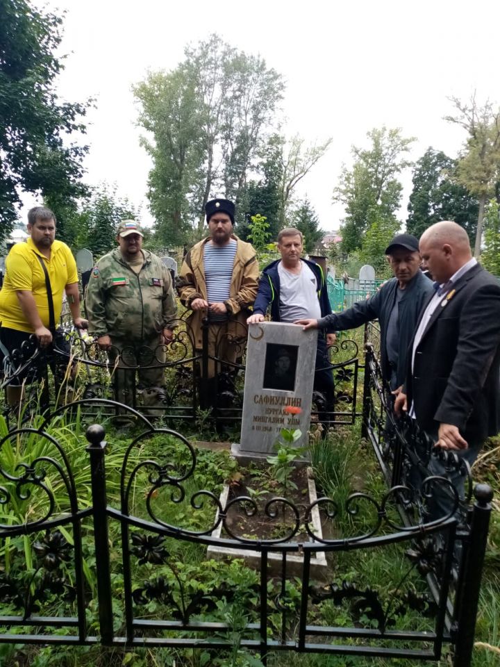 Привели в порядок могилы погибших воинов