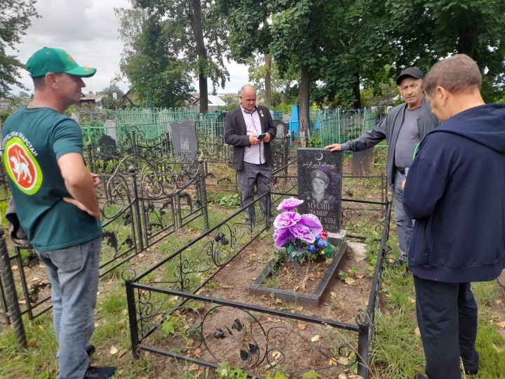 Привели в порядок могилы погибших воинов