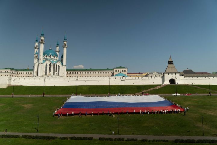 В центре Казани развернули самый большой флаг в ПФО