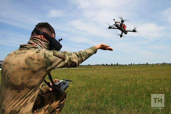 На полигоне в Оренбургской области проходит обучение для артиллеристов-контрактников