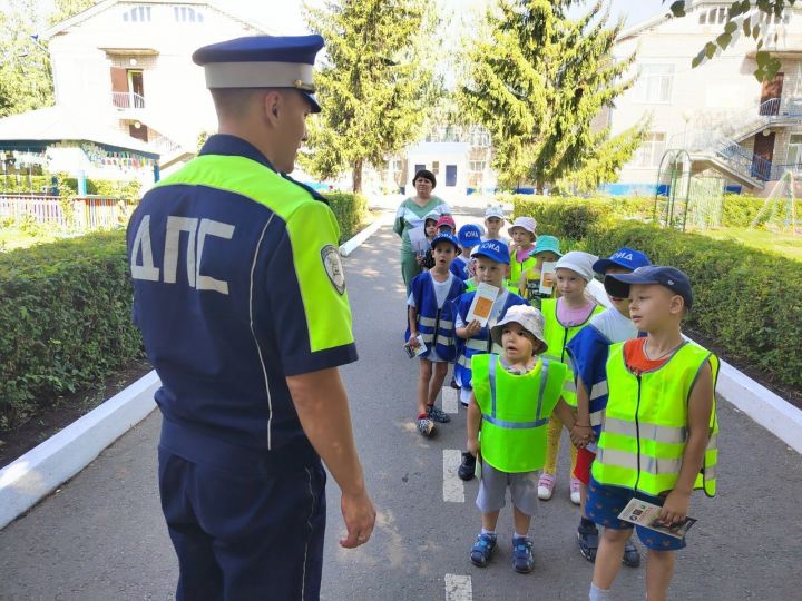 «Безопасный переход»: чистопольские дети напомнили водителям правила дорожного движения