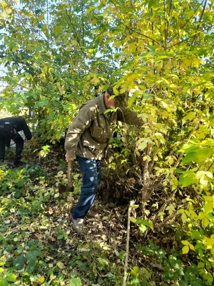 В Чистополе на территории монумента Победы и памятного якоря провели субботник