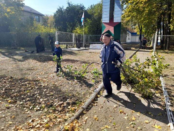 В Чистополе на территории монумента Победы и памятного якоря провели субботник