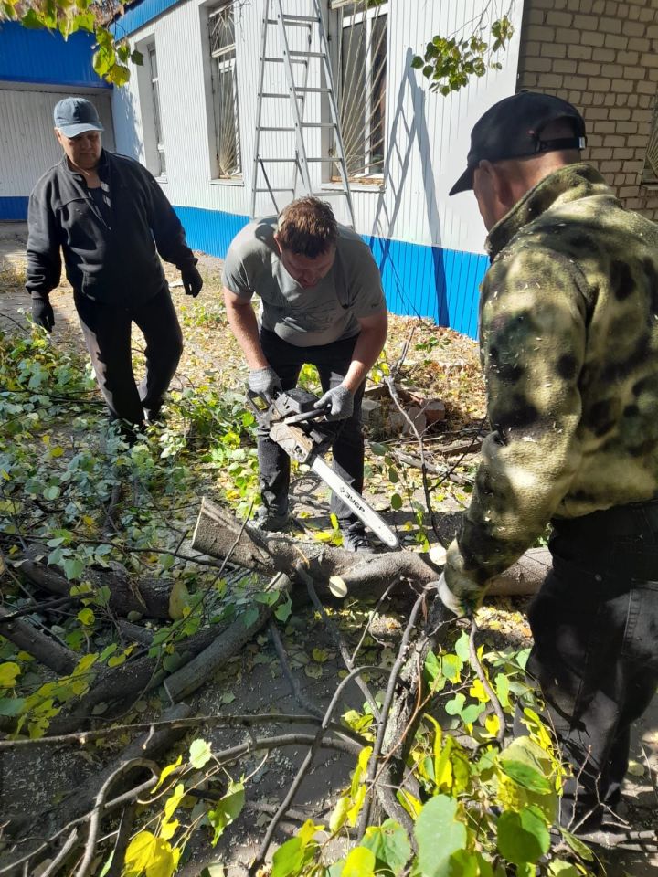 В Чистополе на территории монумента Победы и памятного якоря провели субботник