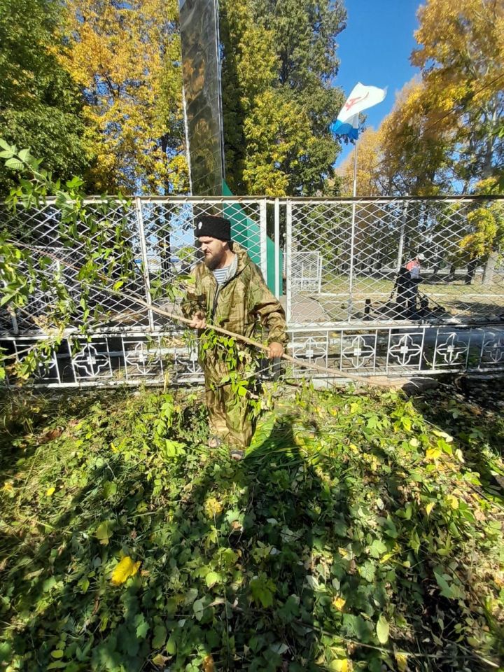 В Чистополе на территории монумента Победы и памятного якоря провели субботник