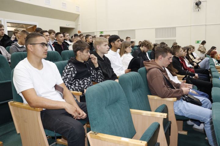 Чистопольские депутаты встретились с молодежью города и района