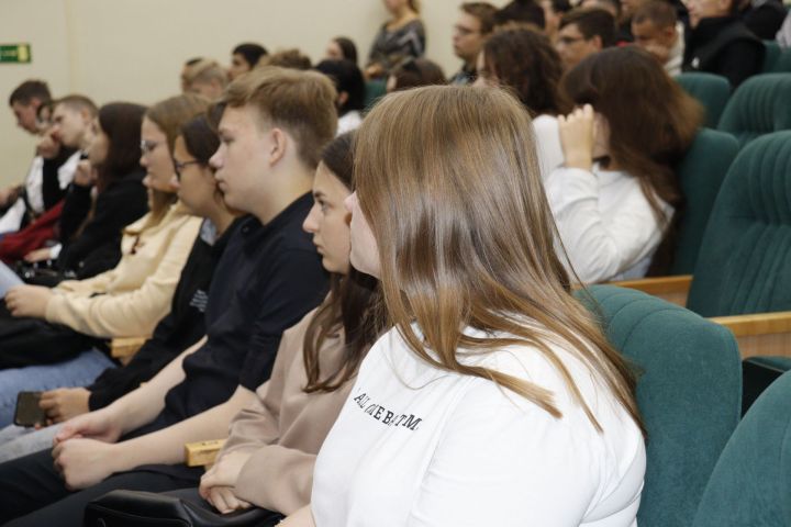 Чистопольские депутаты встретились с молодежью города и района