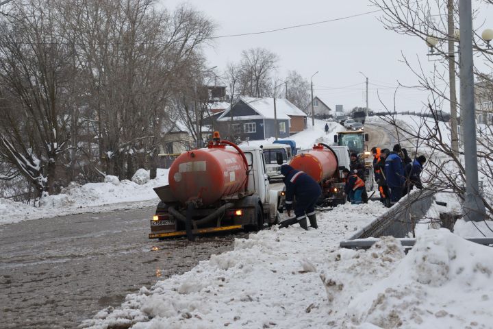 В Чистополе устраняют последствия коммунальной аварии