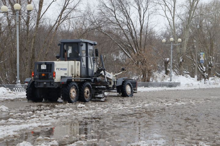 В Чистополе устраняют последствия коммунальной аварии