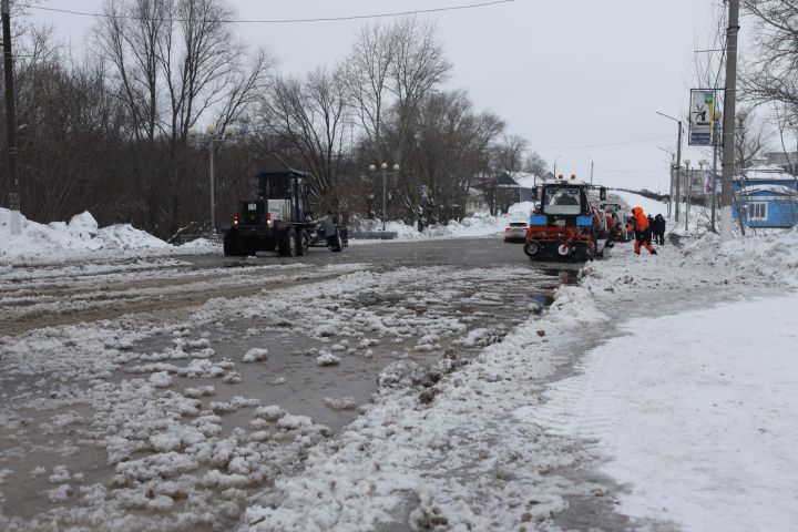 В Чистополе устраняют последствия коммунальной аварии