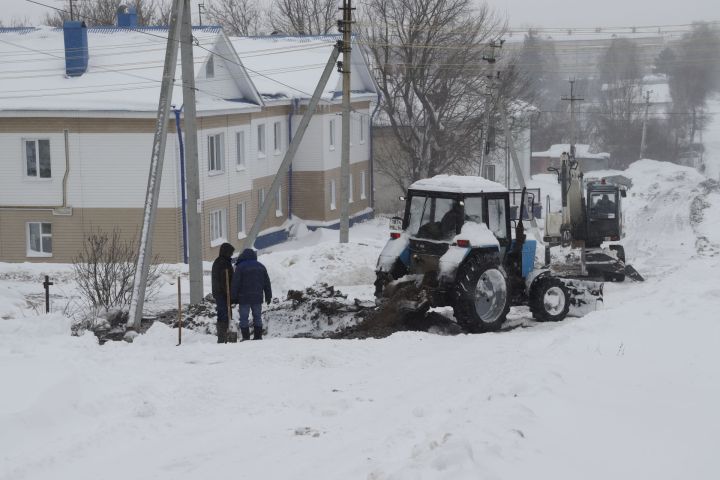 На месте прорыва водопроводной магистрали продолжаются аварийные работы